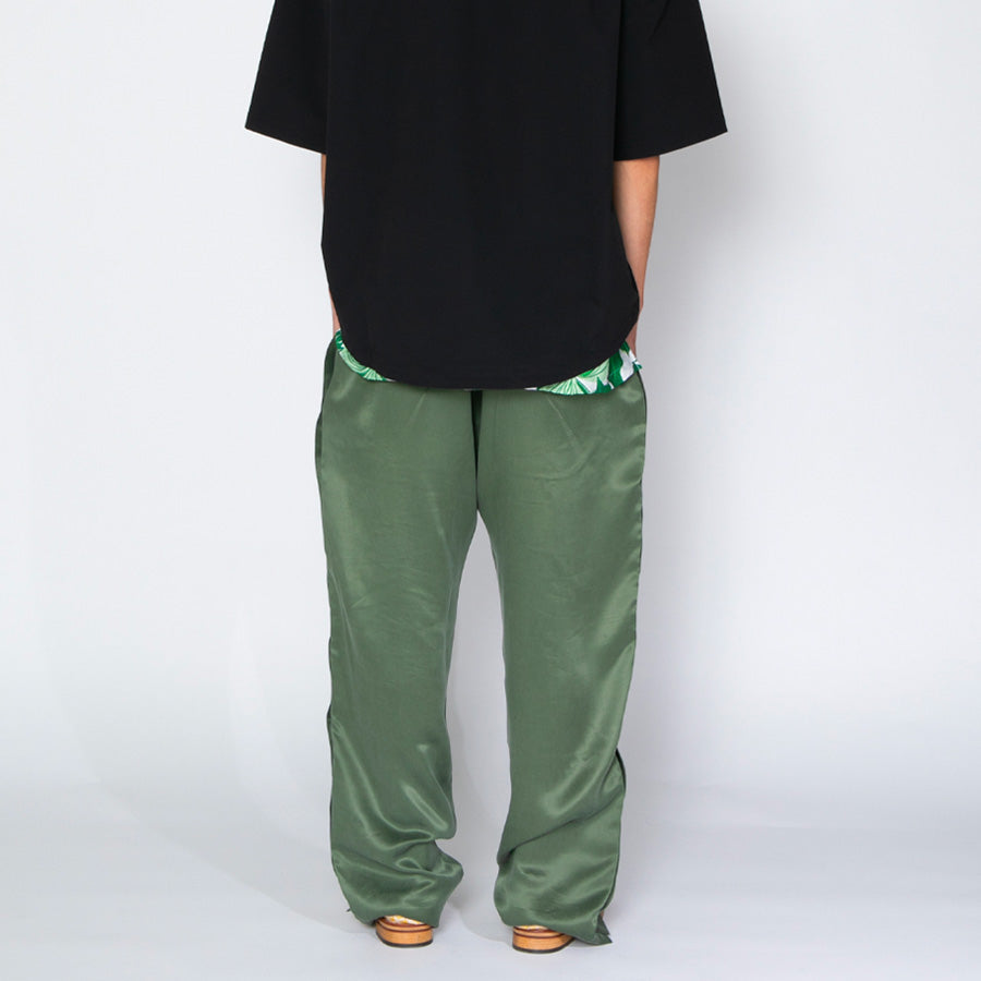 APPLEBUM オリーブ 着用 後ろスタイル