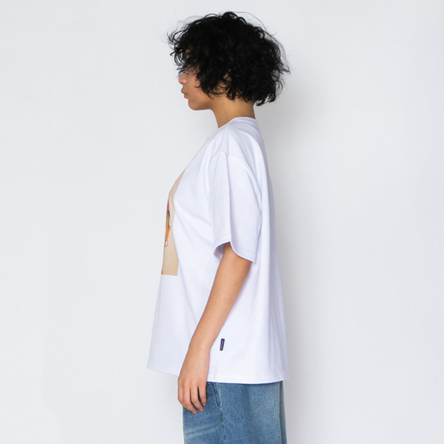 APPLEBUM Tシャツ モデル着用 左側面 上半身