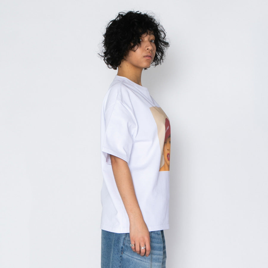 APPLEBUM Tシャツ モデル着用 右側面 上半身