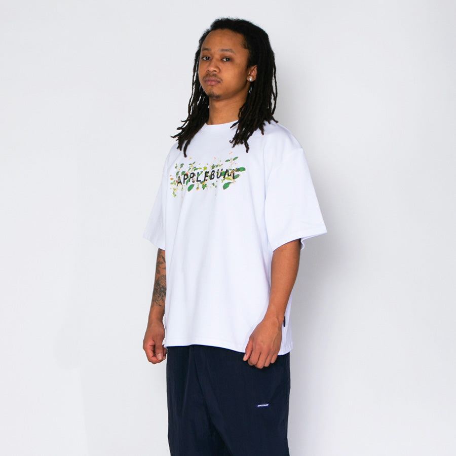 APPLEBUM Tシャツ ホワイト モデル着用 左斜め