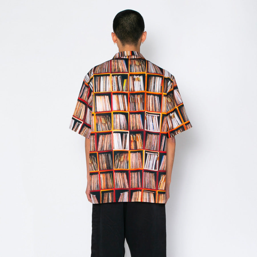 APPLEBUM Vinyl Shelf Aloha Shirt モデル着用 背面