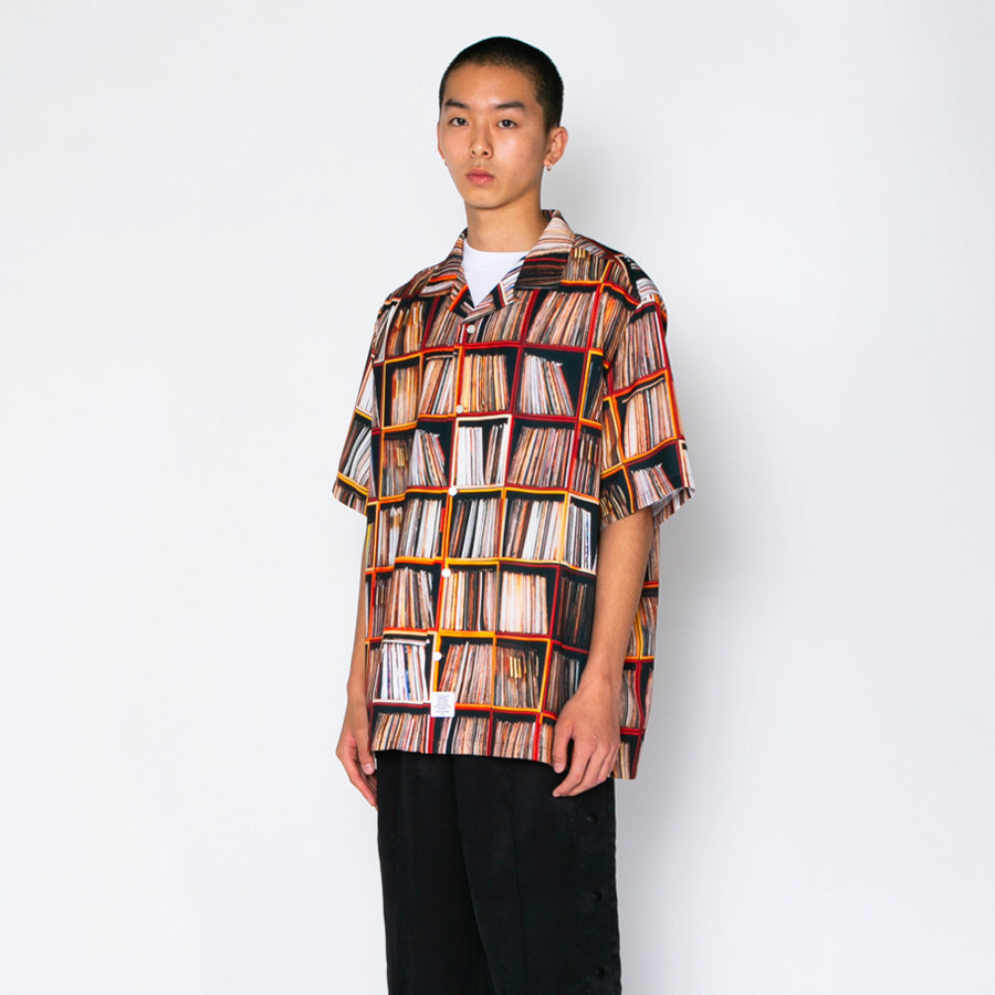 APPLEBUM Vinyl Shelf Aloha Shirt モデル着用 左斜め上半身