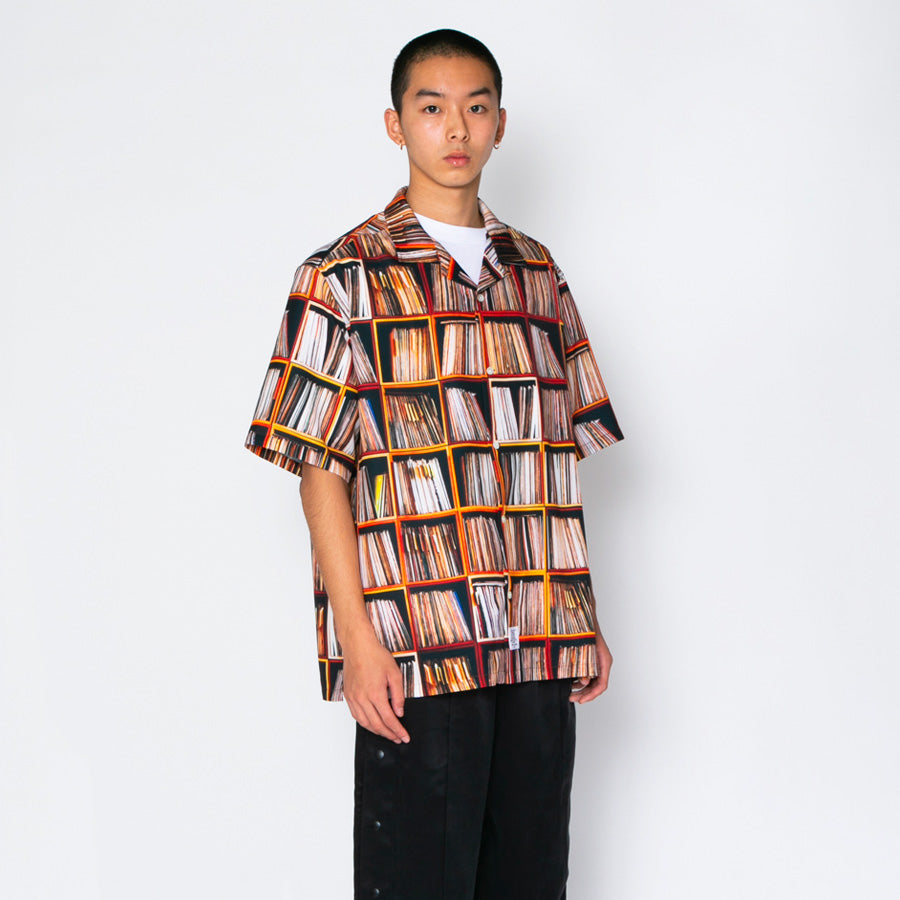 APPLEBUM Vinyl Shelf Aloha Shirt モデル着用 右斜め上半身