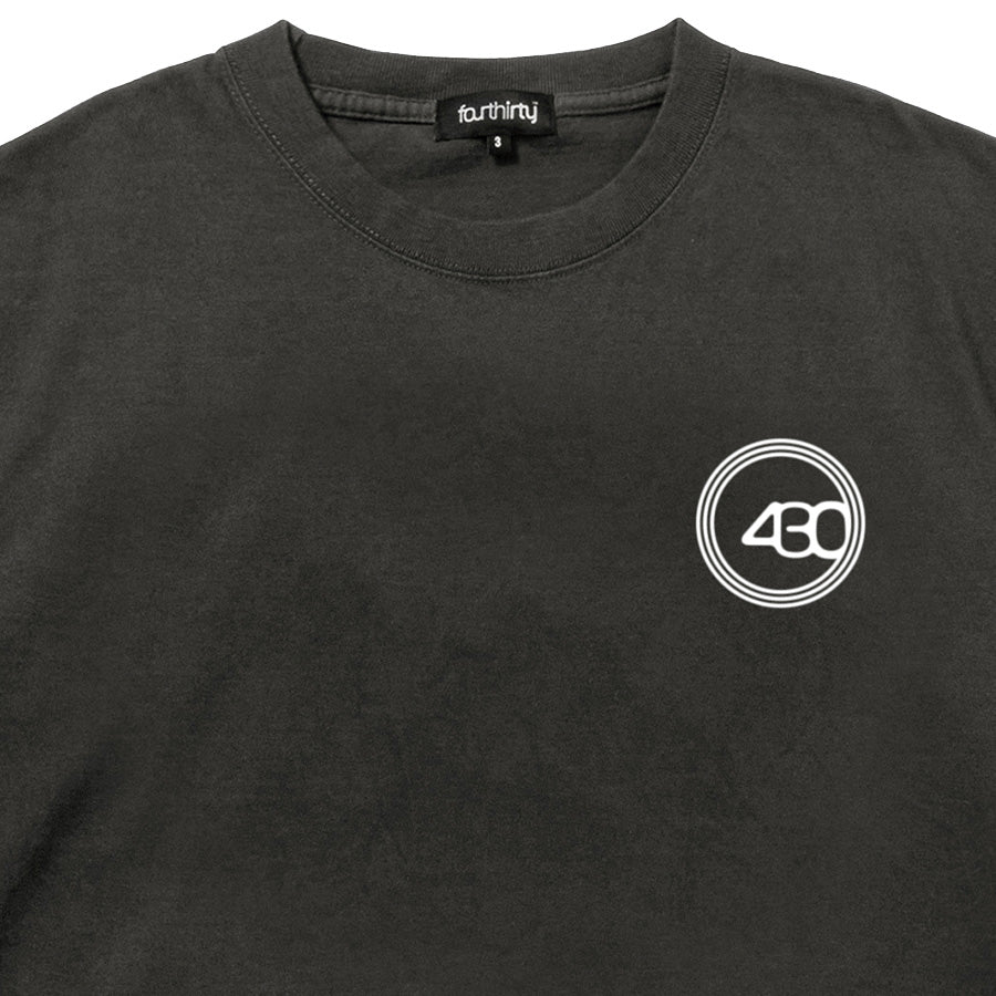 430 グラフィックTシャツ チャコールブラック フロントプリント