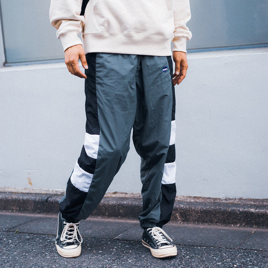 HAIGHT ATHLETIC PANTS トラックパンツ グレー モデル着用 正面 HTAW-265001