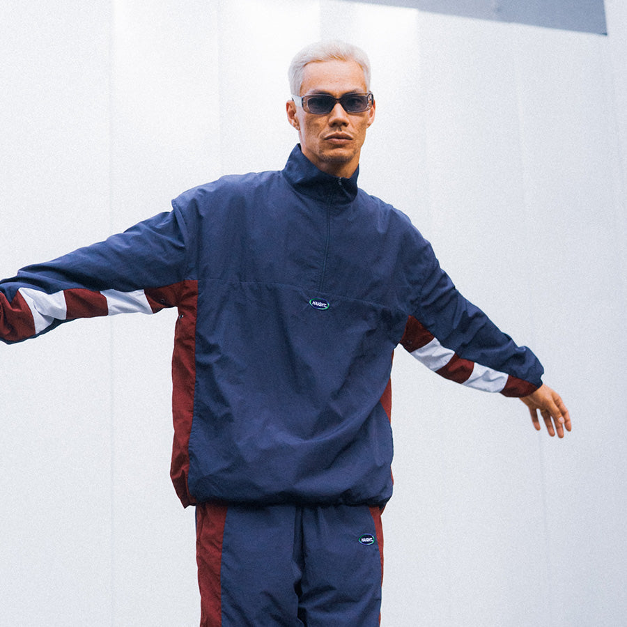 HAIGHT ATHLETIC PULLOVER JACKET トラックジャケット ネイビー モデル着用 正面 HTAW-262003