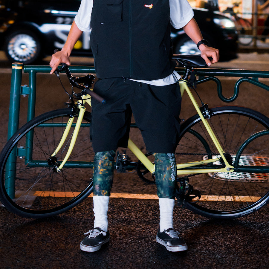 HAIGHT RAIDBACK CARGO SHORTS ブラック モデル着用イメージ