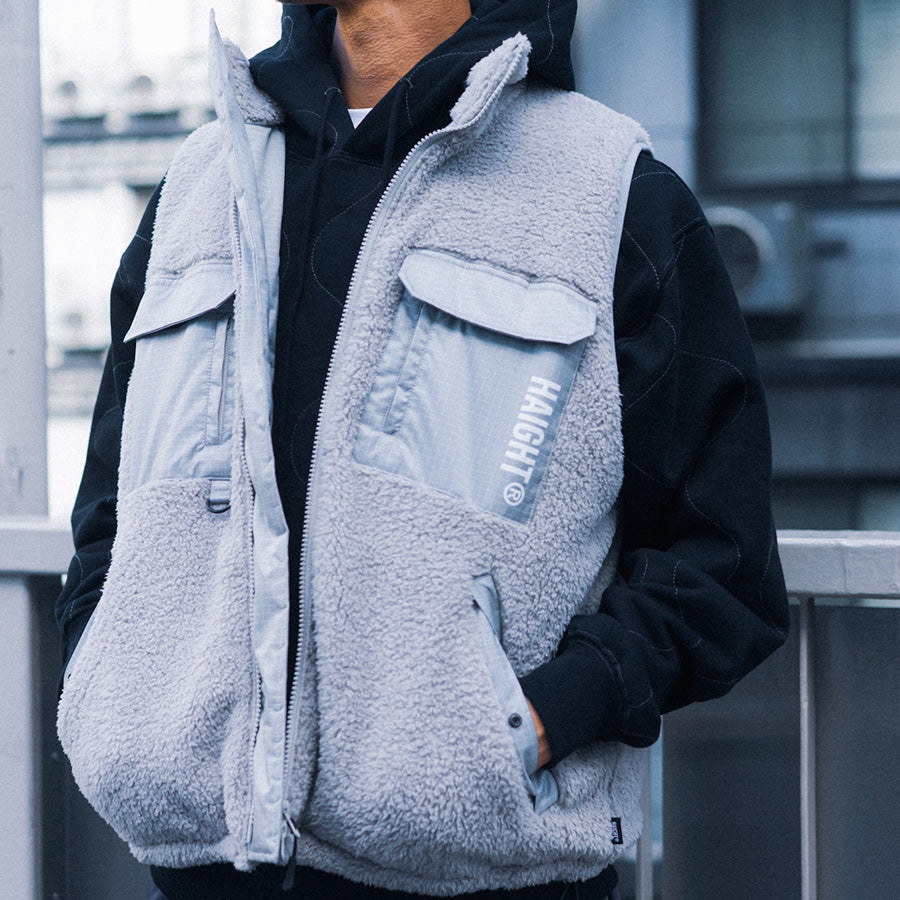 HAIGHT CORAL FLEECE VEST フリースベスト グレー モデル着用 上半身 アップ HTAW-262007