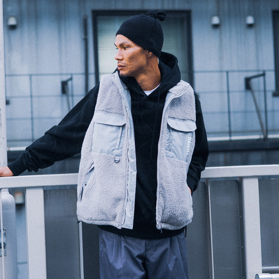 HAIGHT CORAL FLEECE VEST フリースベスト グレー モデル着用 上半身 正面 HTAW-262007