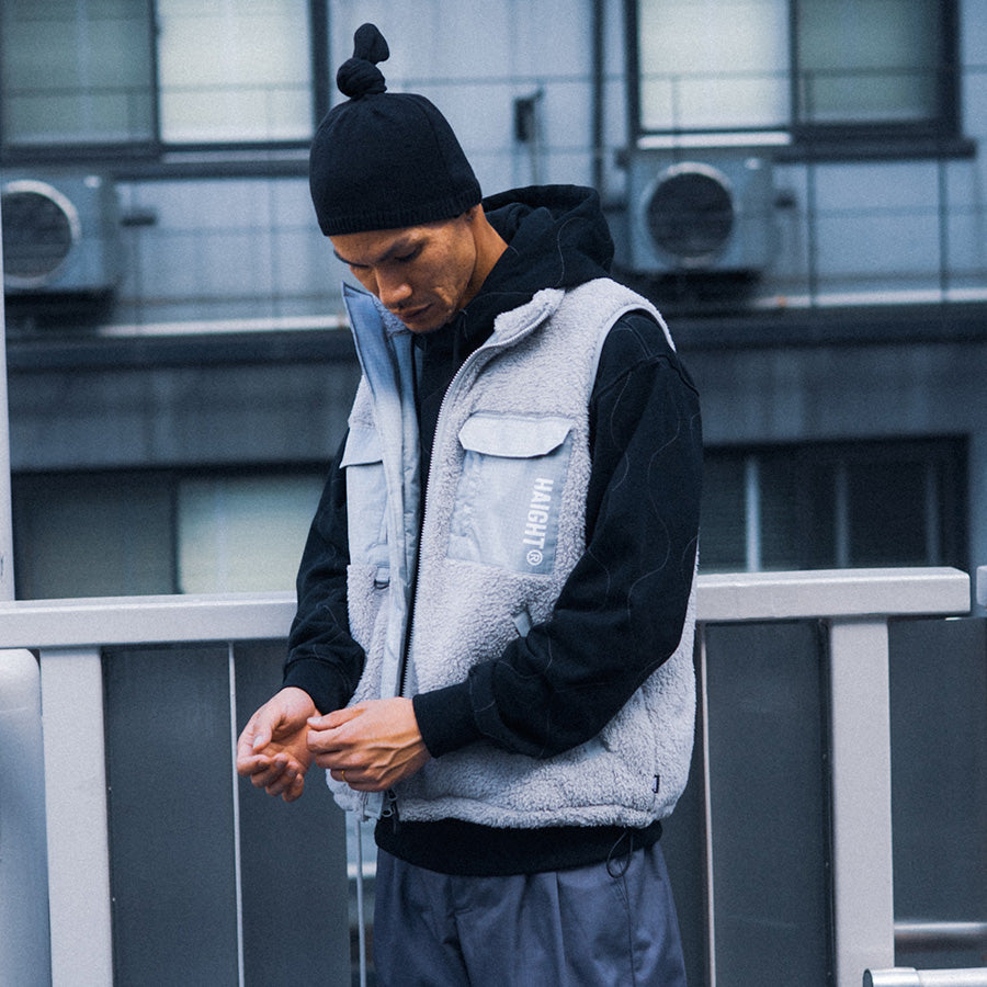 HAIGHT CORAL FLEECE VEST フリースベスト グレー モデル着用 上半身 横向き HTAW-262007