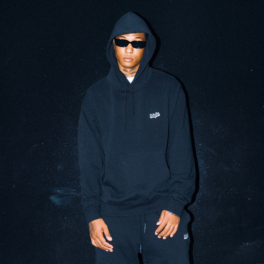 HAIGHT CORE LOGO SWEAT HOODIE スウェットパーカー ブラック モデル着用 正面 上半身 HTAW-263004