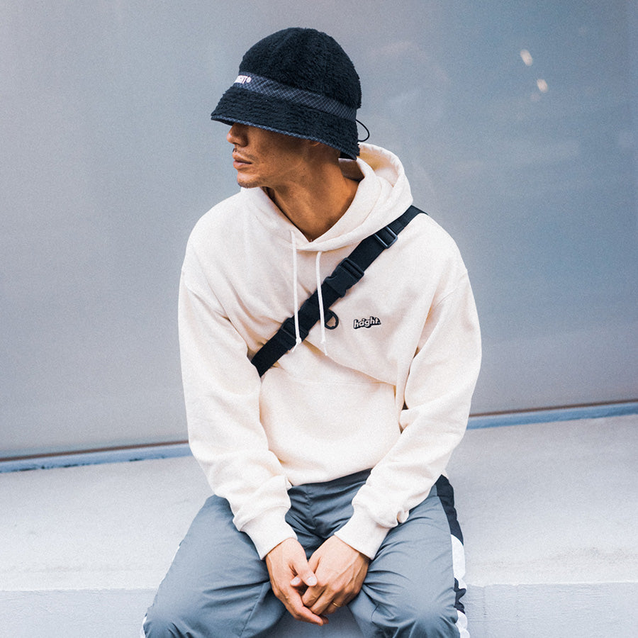 HAIGHT CORE LOGO SWEAT HOODIE スウェットパーカー ナチュラル モデル着用 正面 上半身 HTAW-263004