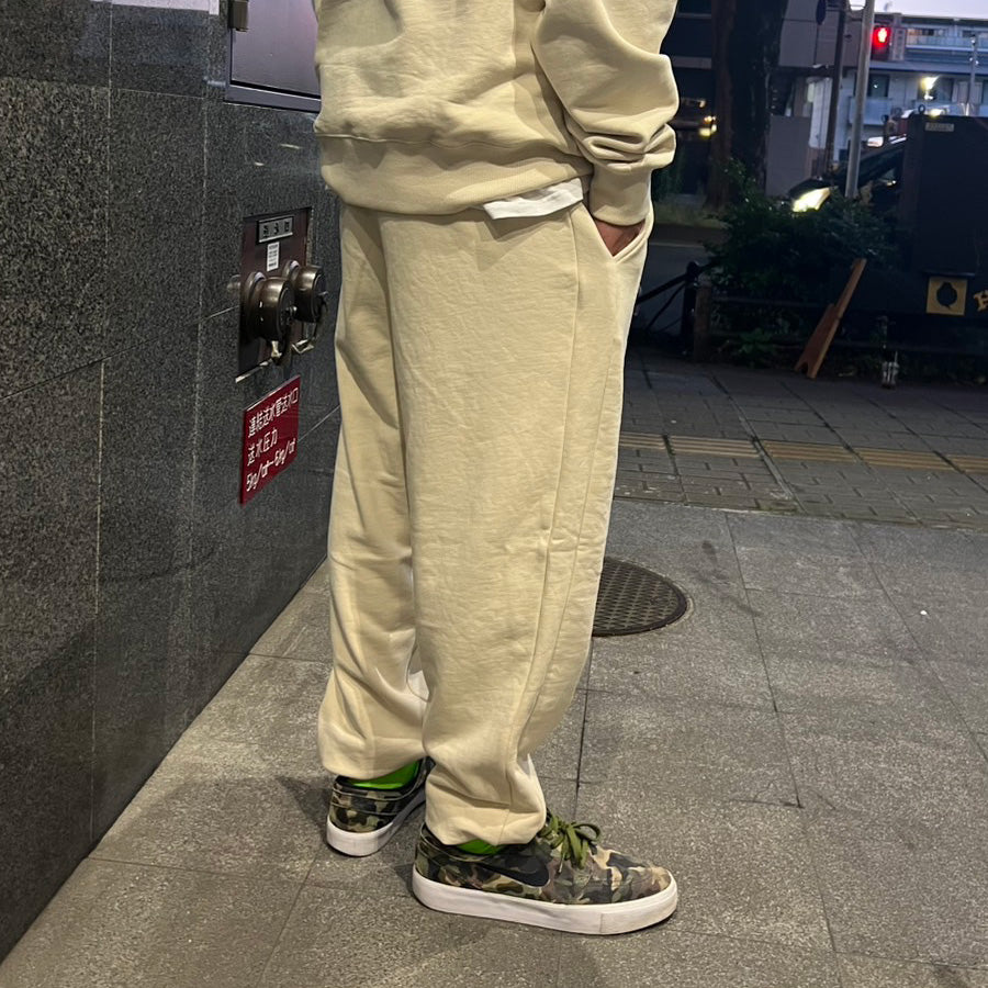 HAIGHT CORE LOGO SWEAT PANTS スウェットパンツ ナチュラル モデル着用 背面 下半身 HTAW-265007