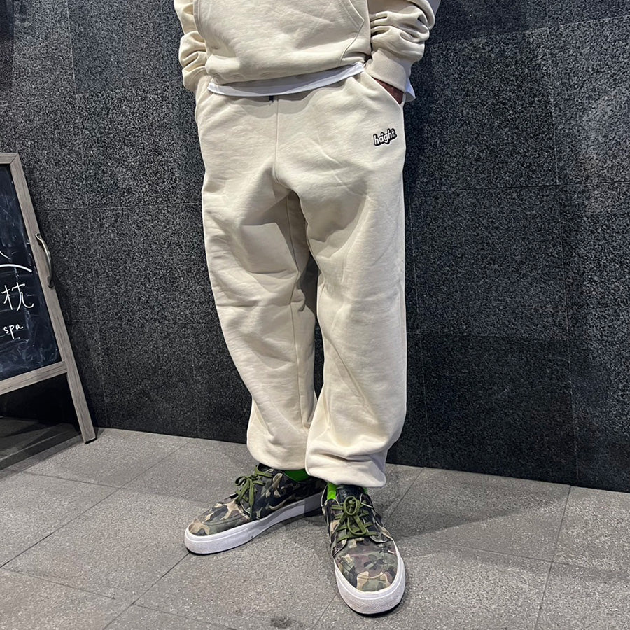 HAIGHT CORE LOGO SWEAT PANTS スウェットパンツ ナチュラル モデル着用 正面 下半身 HTAW-265007