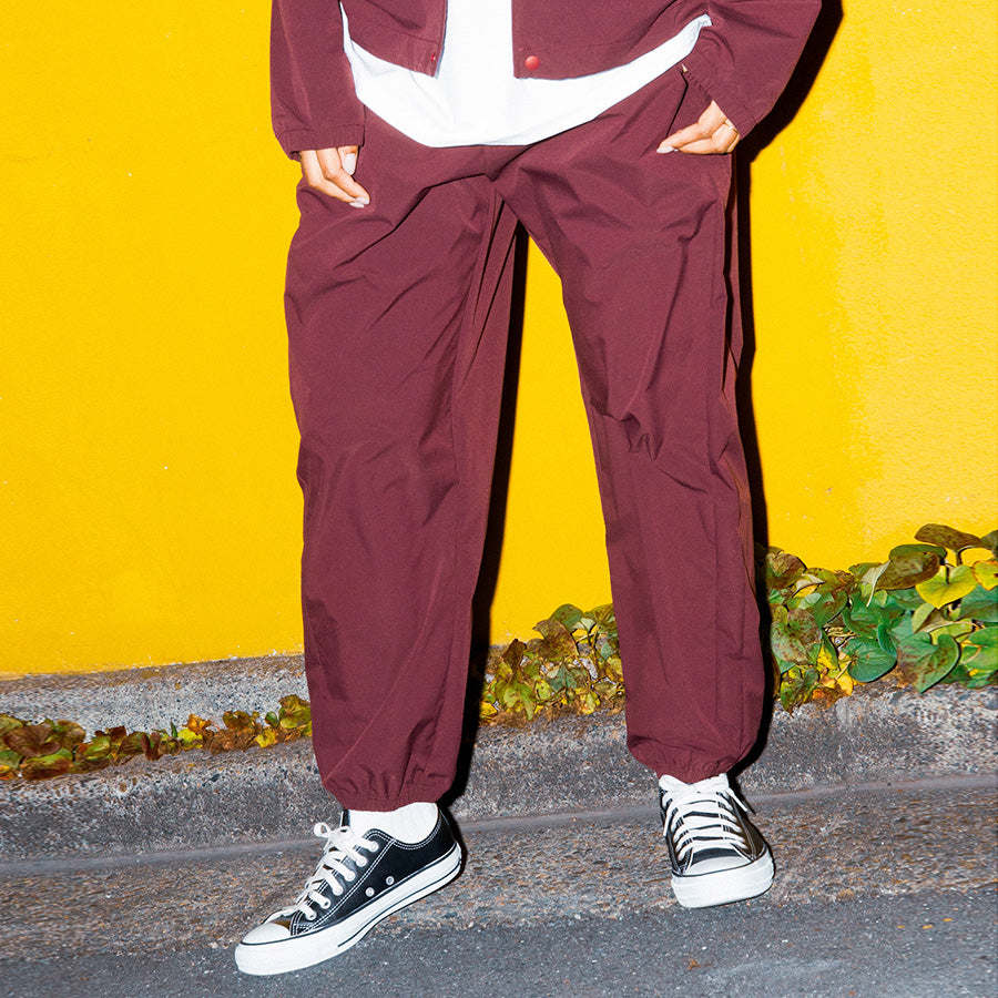 HAIGHT ジョガーパンツ バーガンディー モデル着用 正面