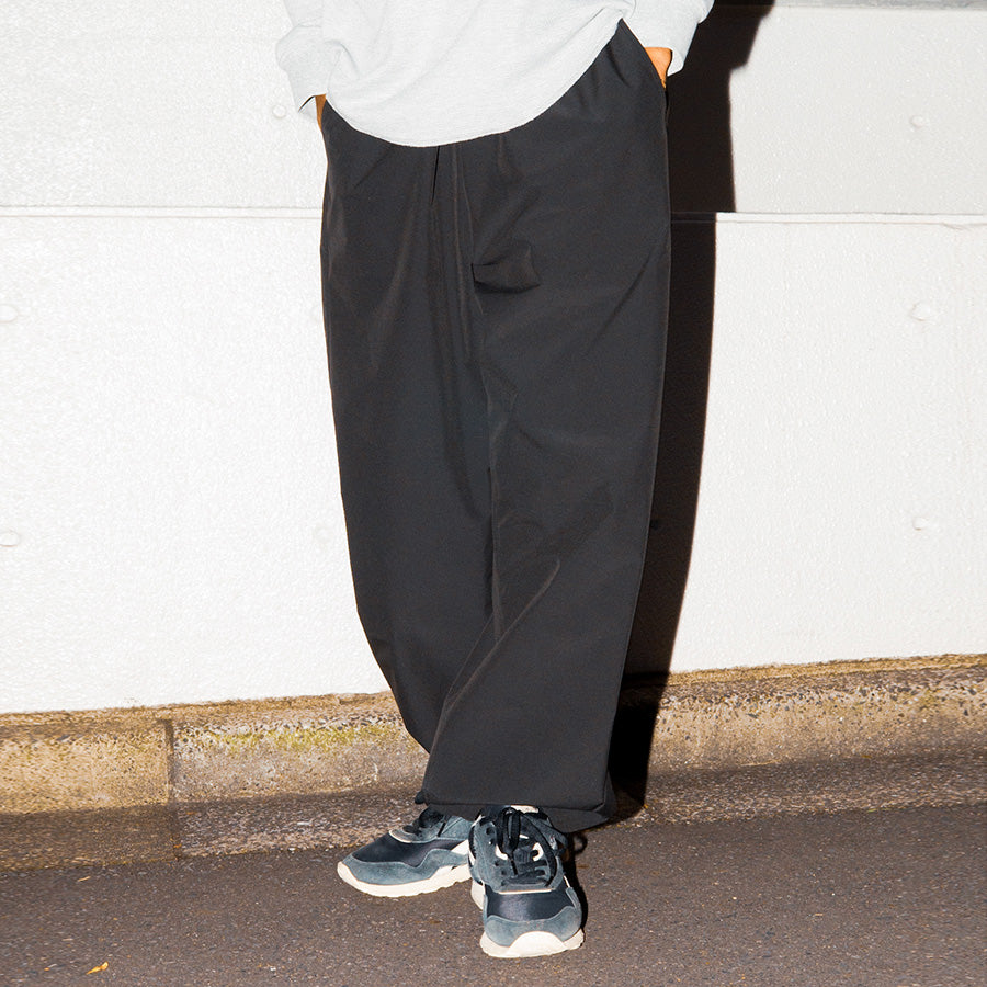 HAIGHT ジョガーパンツ ブラック モデル着用 正面