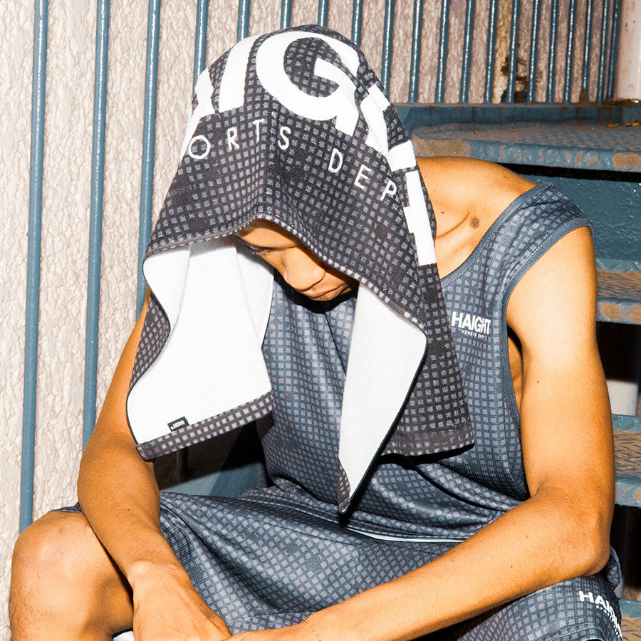 HAIGHT（ヘイト）NIGHT CAMO SPORTS TOWEL スポーツタオル ブラック モデル使用イメージ HTSS-267003