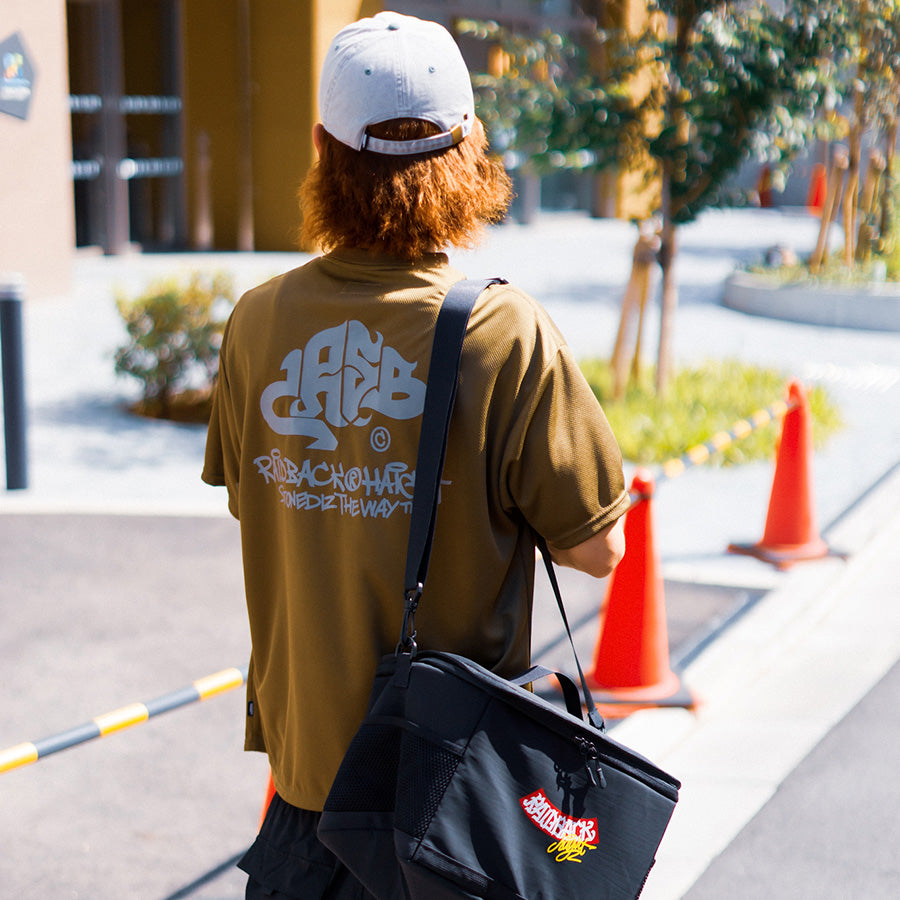 HAIGHT RAIDBACK CRSB DRY Tee オリーブ モデル着用 背面