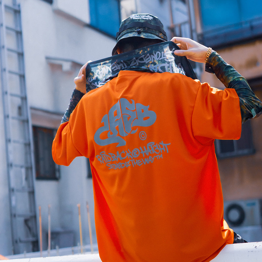 HAIGHT RAIDBACK CRSB DRY Tee オレンジ モデル着用 背面
