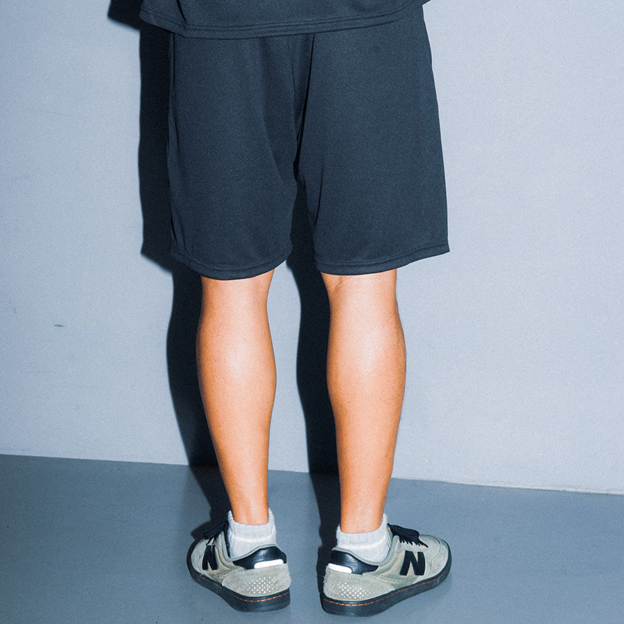 HAIGHT（ヘイト）OVAL LOGO DRY SHORTS ブラック モデル着用 後ろ向き HTSS-265008