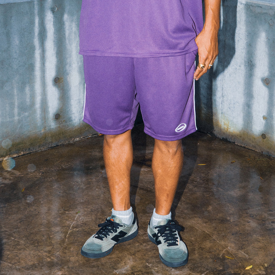 HAIGHT（ヘイト）OVAL LOGO DRY SHORTS パープル モデル着用 前向き HTSS-265008