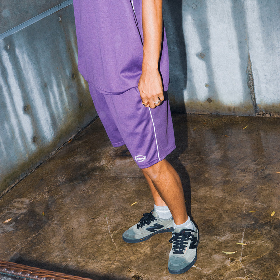HAIGHT（ヘイト）OVAL LOGO DRY SHORTS パープル モデル着用 横向き HTSS-265008