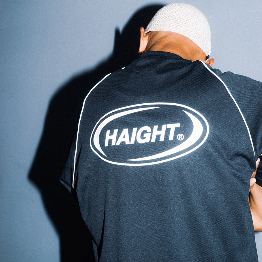 HAIGHT（ヘイト）OVAL LOGO DRY TEE ネイビー モデル着用 後ろ向き HTSS-261007