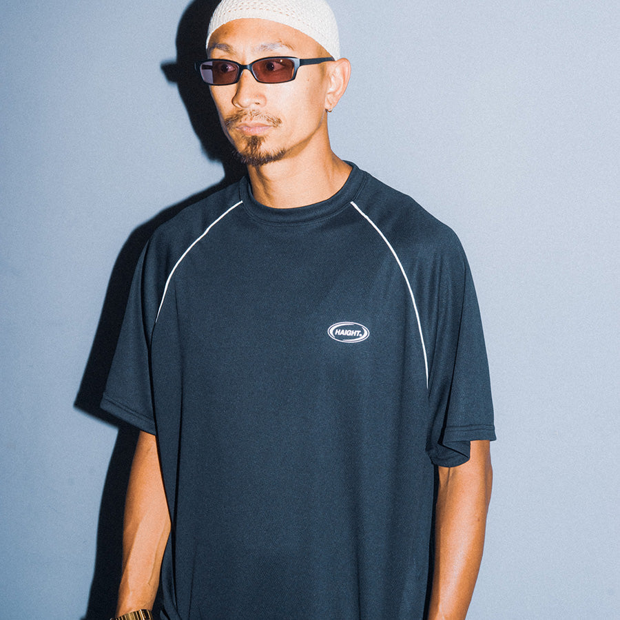 HAIGHT（ヘイト）OVAL LOGO DRY TEE ネイビー モデル着用 前向き HTSS-261007