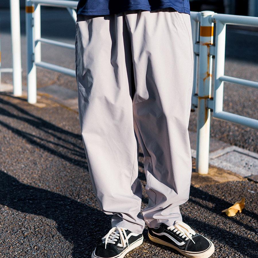HAIGHT RELAXING EASY PANTS ライトグレー モデル着用 正面