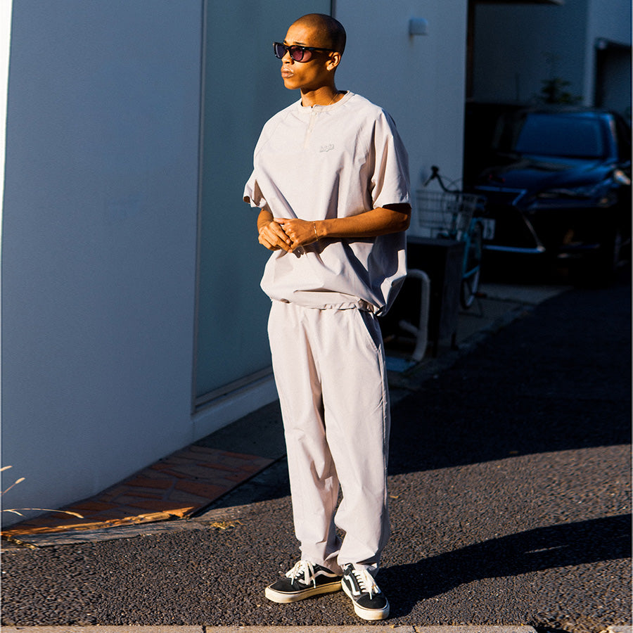HAIGHT RELAXING EASY PANTS ライトグレー セットアップ着用 全身
