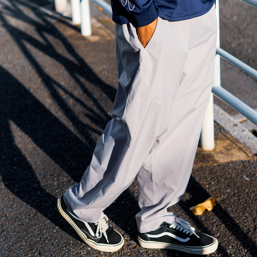 HAIGHT RELAXING EASY PANTS ライトグレー モデル着用 サイド