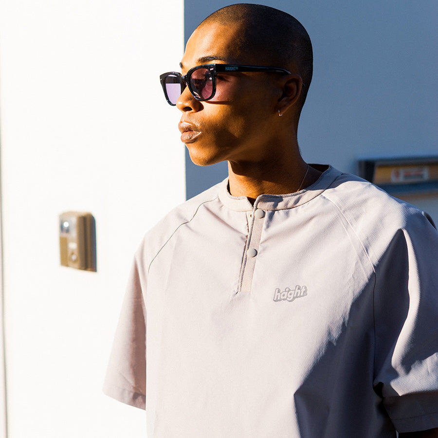 HAIGHT RELAXING SNAP Tee モデル着用 上半身アップ