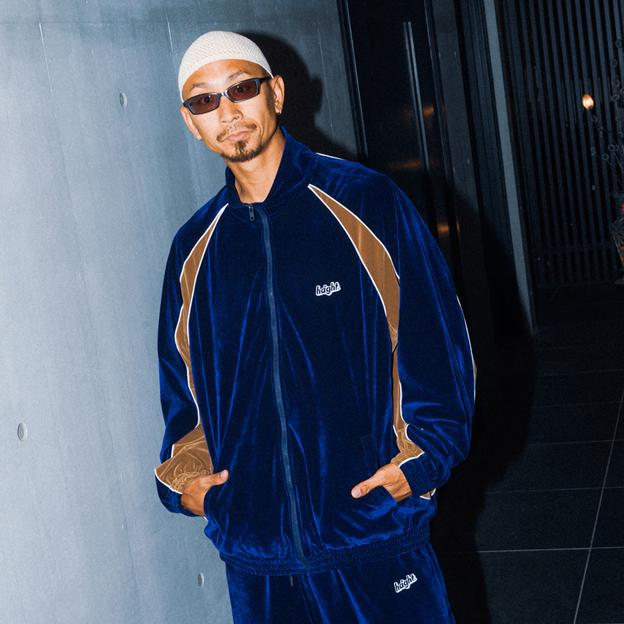 HAIGHT VELOUR TRACK JACKET ベロア トラックジャケット ネイビー モデル着用 上半身 正面 HTAW-262005