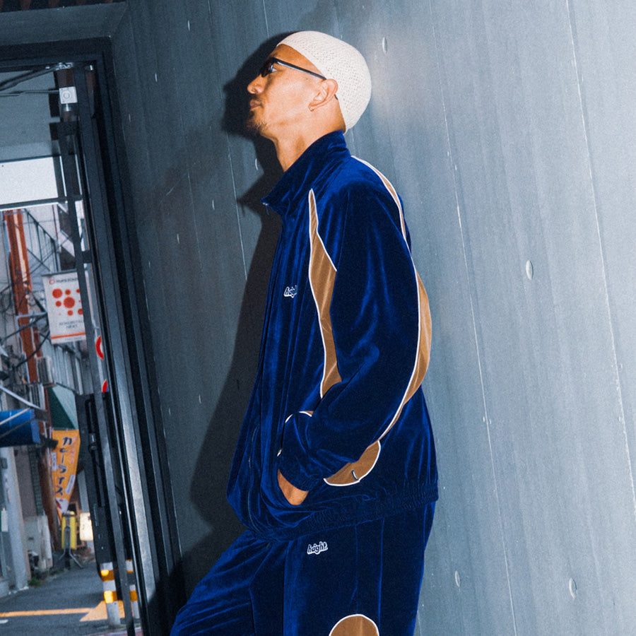 HAIGHT VELOUR TRACK JACKET ベロア トラックジャケット ネイビー モデル着用 上半身 横向き HTAW-262005