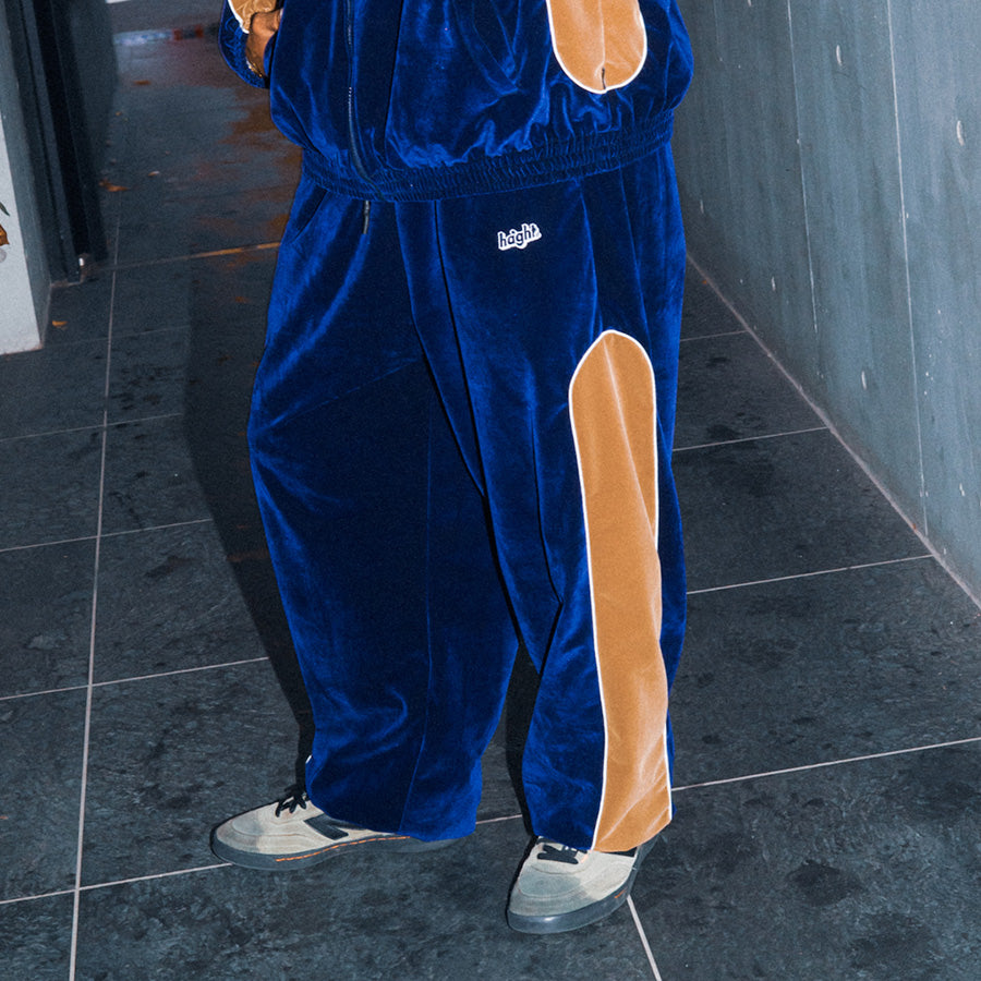 HAIGHT VELOUR TRACK PANTS ベロア トラックパンツ ネイビー モデル着用 下半身 斜め向き HTAW-265002