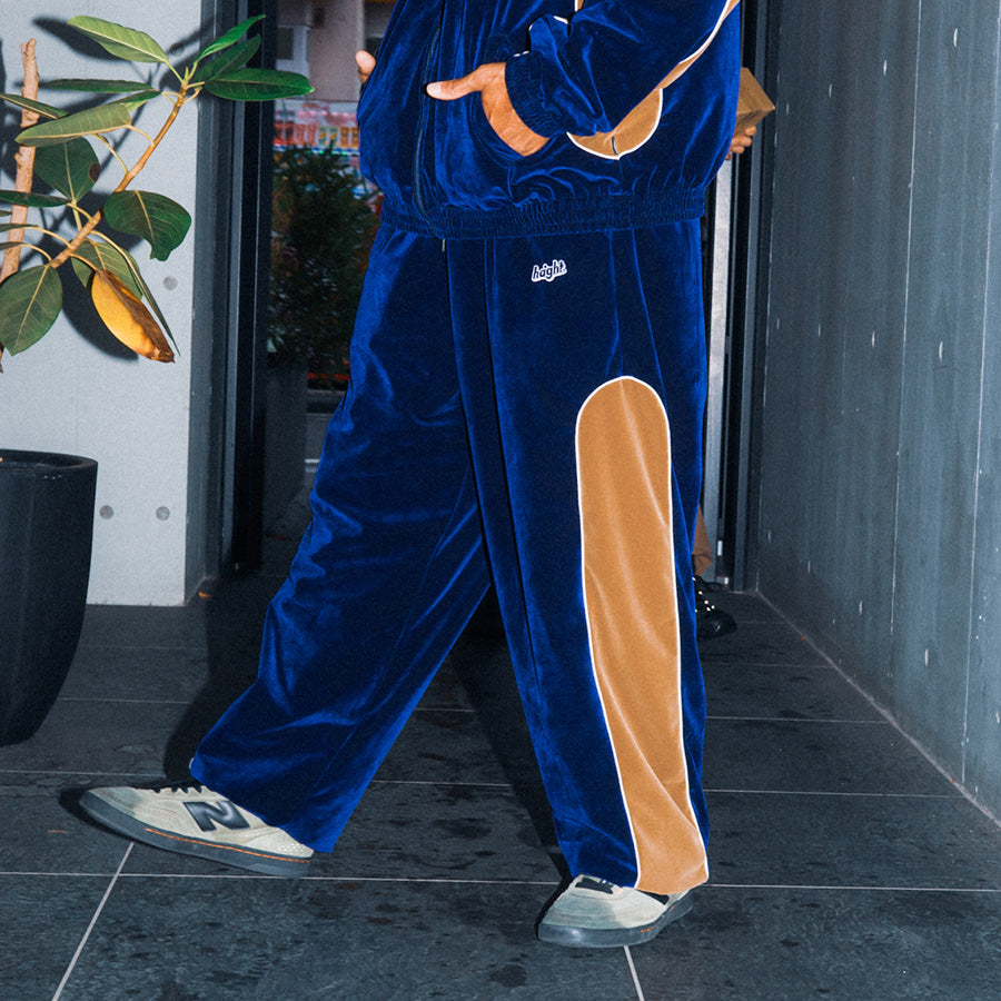 HAIGHT VELOUR TRACK PANTS ベロア トラックパンツ ネイビー モデル着用 下半身 横向き 別カット HTAW-265002
