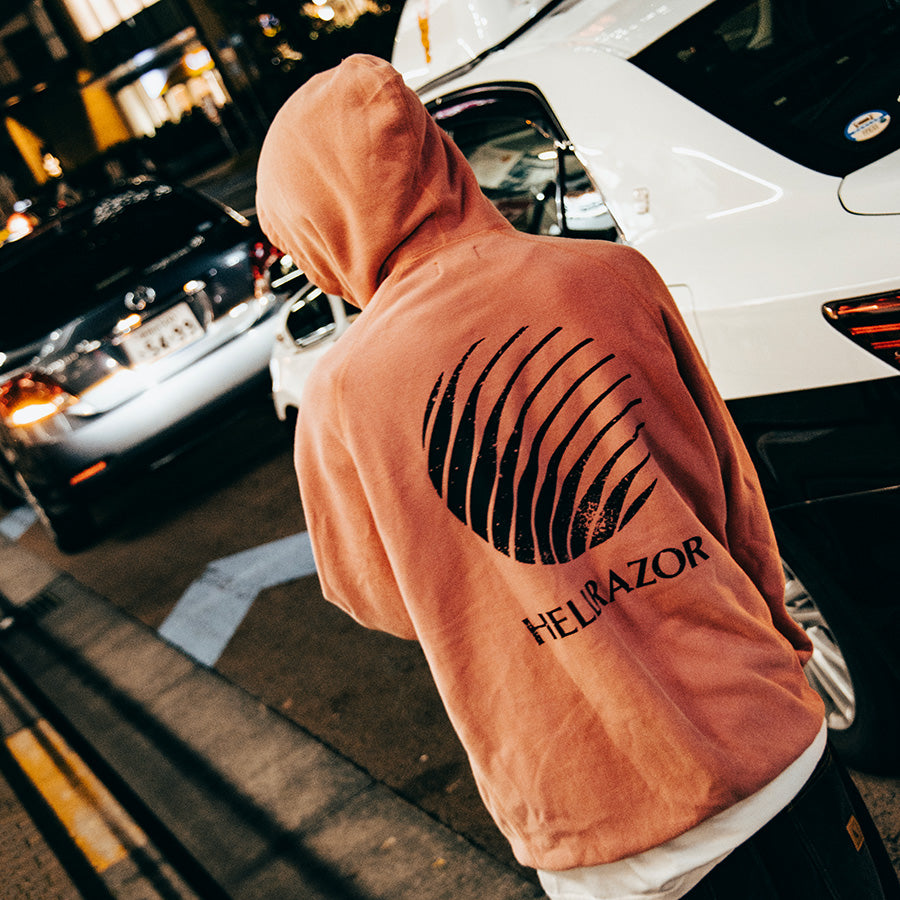 HELLRAZOR LOGO GARMENT DYE HOODIE パーカー ピンクダイ モデル着用 01126AW0205