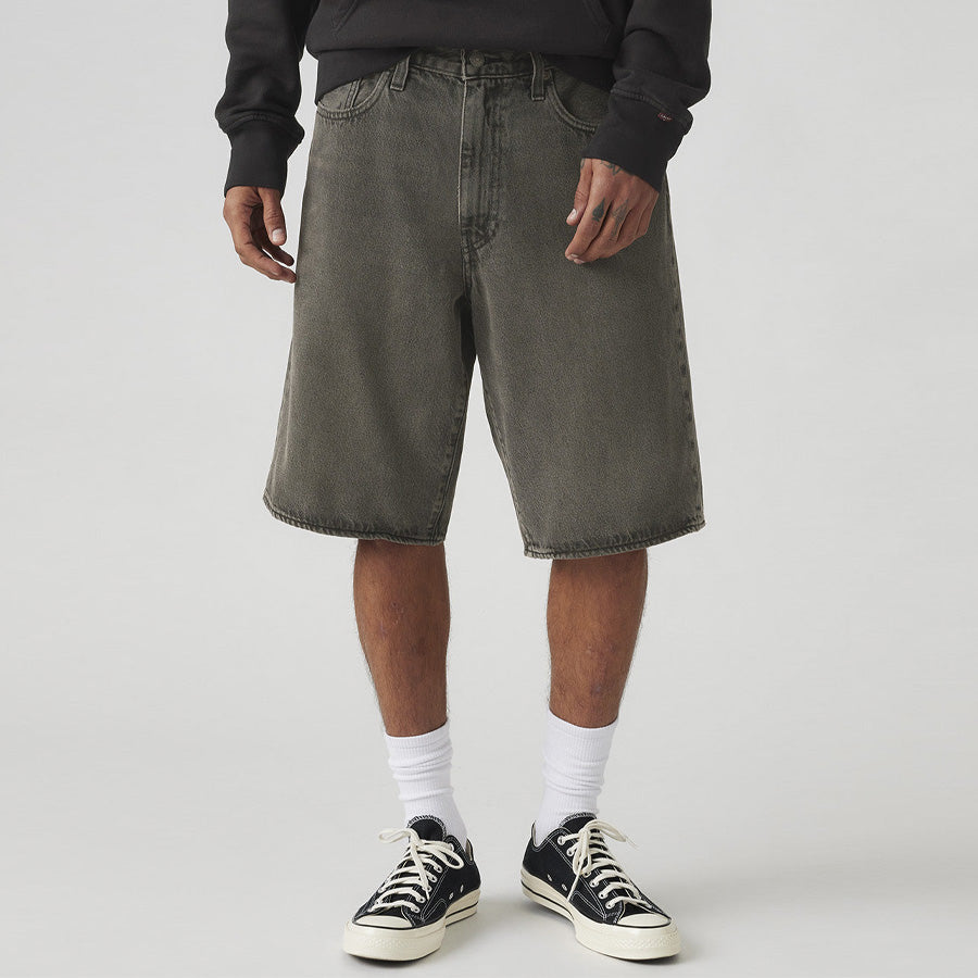 LEVI'S ブラック 着用 正面