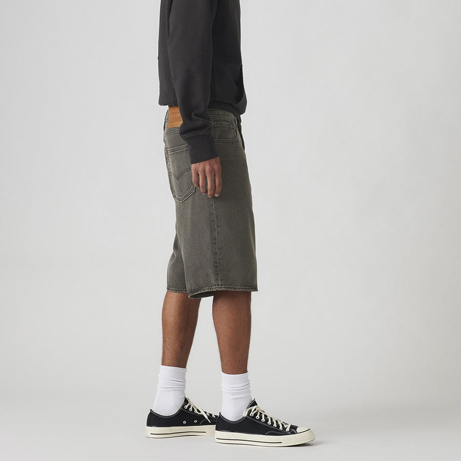 LEVI'S ブラック 着用 右側面