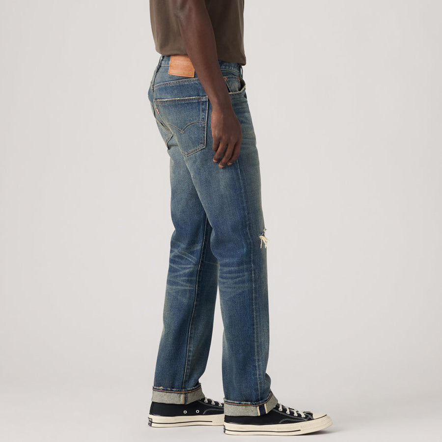 LEVI'S（リーバイス）501® ORIGINAL ジーンズ ミディアムインディゴ モデル着用 右向き下半身 005013906