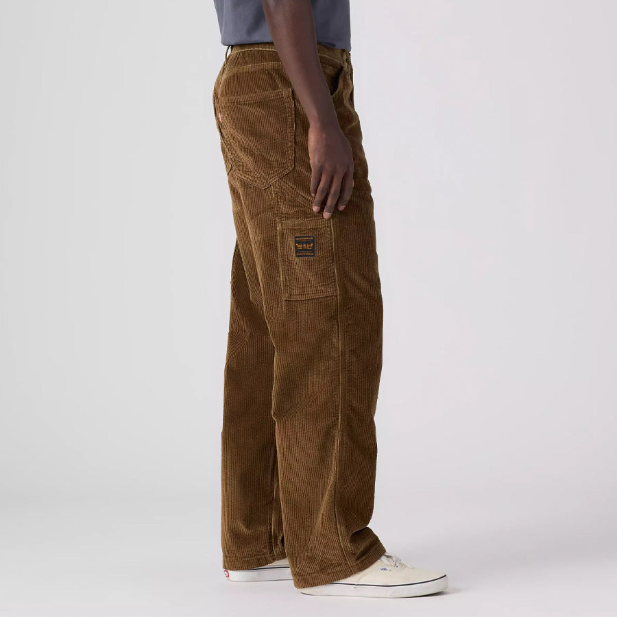 LEVI'S リーバイス 568 ルーズストレート カーペンター コーデュロイ パンツ ブラウン モデル着用 右向き 下半身 558490078
