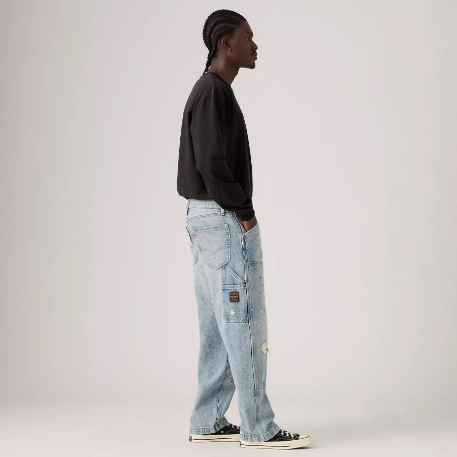 LEVI'S（リーバイス）568™ Loose Straight Double-knee Carpenter モデル着用 右向き全身 A73670020