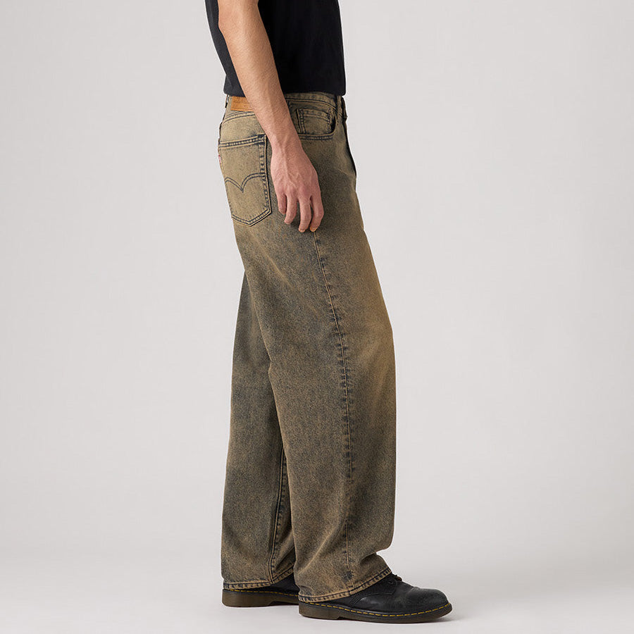 LEVI'S ( リーバイス ) 578™ バギージーンズ ブラウンのモデル着用横向き画像