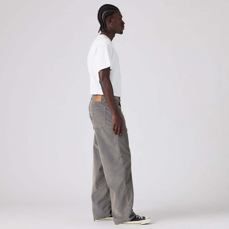 LEVI'S リーバイス 578 バギー コーデュロイパンツ グレー モデル着用 横向き 全身 A47500137