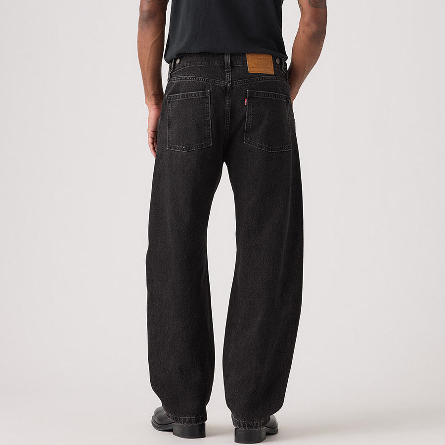 LEVI'S（リーバイス）BAGGY バレルジーンズ ブラック モデル着用 後ろ向き下半身 0057O0003