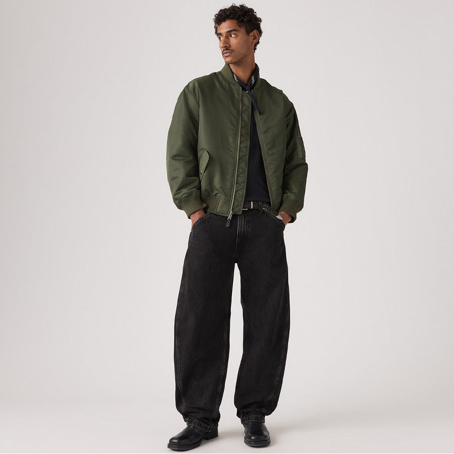 LEVI'S（リーバイス）BAGGY バレルジーンズ ブラック モデル着用 正面全身 0057O0003