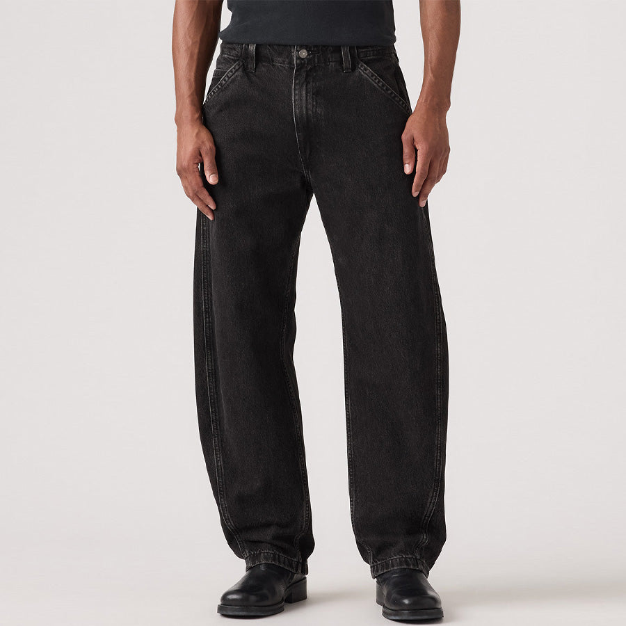 LEVI'S（リーバイス）BAGGY バレルジーンズ ブラック モデル着用 正面下半身 0057O0003