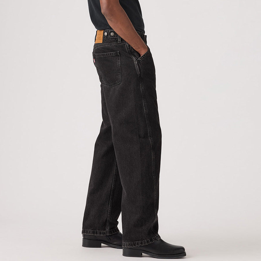 LEVI'S（リーバイス）BAGGY バレルジーンズ ブラック モデル着用 右向き下半身 0057O0003