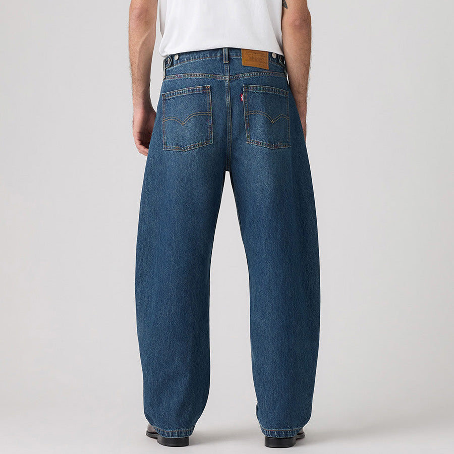 LEVI'S（リーバイス）BAGGY バレルジーンズ ミディアムインディゴ モデル着用 後ろ向き下半身 0057O0001