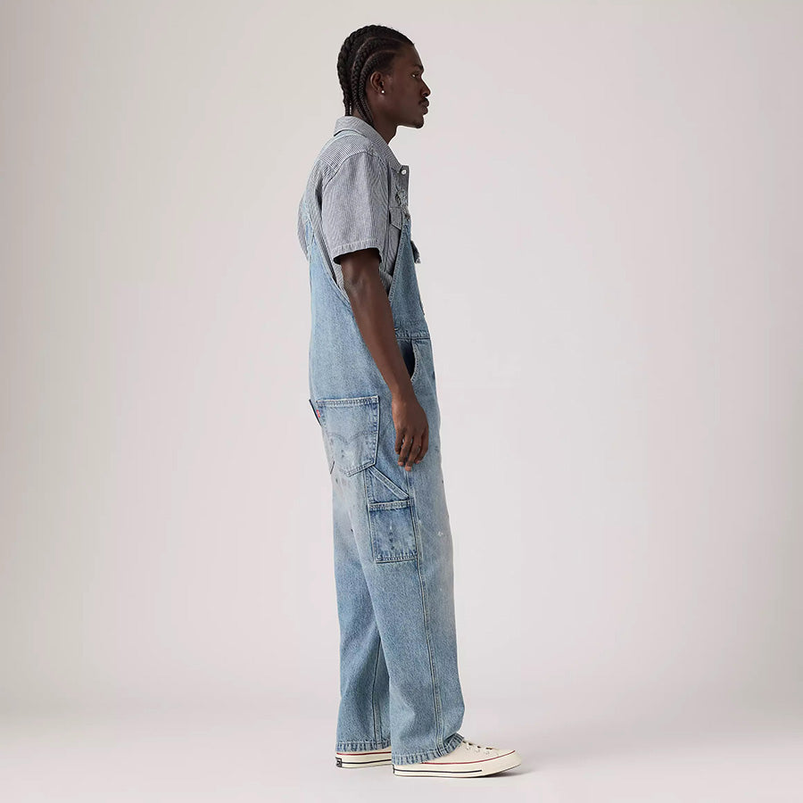 LEVI'S（リーバイス）LOOSE OVERALLS モデル着用 右向き全身 0057W0005